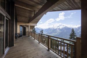 uma varanda de uma casa com vista para as montanhas em Résidence Les Alpages - 5 Pièces pour 8 Personnes 714 em La Rosière