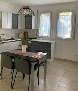eine Küche mit einem Tisch und Stühlen in der Unterkunft LULIWA in Santarcangelo di Romagna