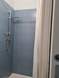 een badkamer met een douche en een douchegordijn bij Casetta Bella Nonna Rosetta in Mondello