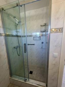 una ducha con puerta de cristal en un baño en Casa Bella, en Mijas Costa