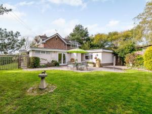 a house with a yard with a fountain in the grass at 4 Bed in Symonds Yat 79373 in Goodrich