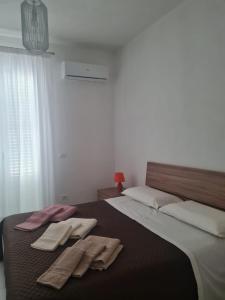 モンデッロにあるCasetta Bella Nonna Rosettaのベッドとタオル2枚のある寝室 +66枚の写真