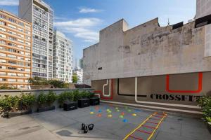 a building with a sidewalk with balls on the ground at Studio Quadra da Paulista in Sao Paulo