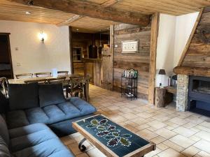 salon z niebieską kanapą i stołem w obiekcie Résidence La Ferme A Roger - 4 Pièces pour 8 Personnes 434 w Chamonix-Mont-Blanc