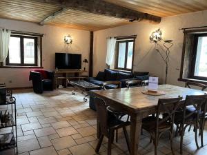 een woonkamer met een tafel en een bank bij Résidence La Ferme A Roger - 4 Pièces pour 8 Personnes 434 in Chamonix-Mont-Blanc