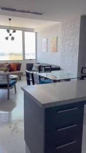 eine Küche mit einer Arbeitsplatte und ein Wohnzimmer in der Unterkunft Lujosa Suite; confort, seguridad in Guayaquil