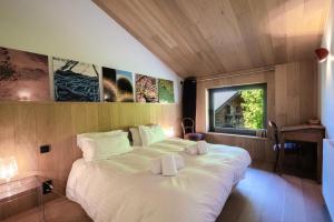 シャモニー・モンブランにあるRésidence Artic - Chalets pour 14 Personnes 224のベッドルーム1室(大型ベッド1台、白い枕2つ付)