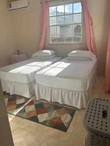 Duas camas num quarto com uma janela em StayHaven Escapes em Saint Michael