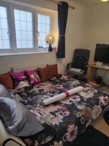Un dormitorio con una cama con un bate de béisbol. en Chocolates&Flowers, en Leverstock Green