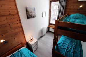 a small room with two bunk beds and a window at Résidence Soldanelles - 2 Pièces pour 5 Personnes 714 in Tignes