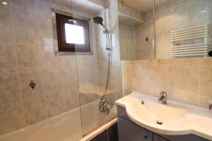 A bathroom at Résidence Soldanelles - 2 Pièces pour 5 Personnes 714