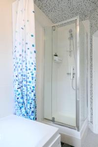 baño con ducha y puerta de cristal en STUNNING 3 Bedroom Serviced Flat IN North London, en Londres