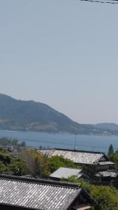 尾道市にあるShimanami Osayo no Yado - Vacation STAY 16166の湖を背景にした屋根群