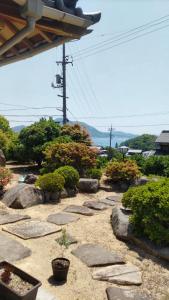 un jardín con rocas, plantas y arbustos en Shimanami Osayo no Yado - Vacation STAY 16166 en Onomichi