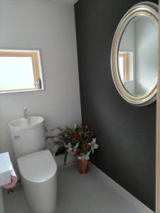 uma casa de banho com um WC branco e um espelho. em Shimanami Osayo no Yado - Vacation STAY 16166 em Onomichi