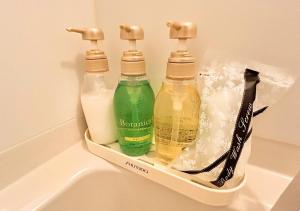 對馬市/津島的住宿－Hotel MitsuWakan - Vacation STAY 87402v，抽屉里两瓶洗涤剂和肥皂