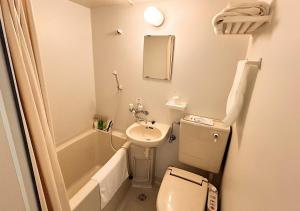 Baño pequeño con aseo y lavamanos en Hotel MitsuWakan - Vacation STAY 87402v, en Tsushima
