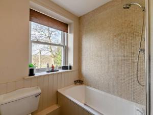 baño con bañera y ventana en 2 Bed in Richmond 91350, en Easby