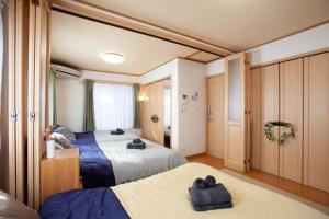 a hotel room with two beds with towels on them at Lucky Higashi Mizue - Vacation STAY 16180 in Tokyo