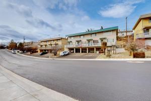 eine leere Straße vor einem Gebäude in der Unterkunft Reno's Radiant Retreat in Reno