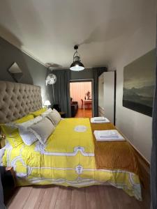 里斯本的住宿－apartamet in Bairro alto 1，一间卧室配有一张带黄色毯子的大床