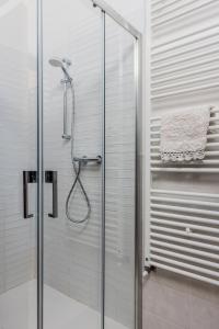 y baño con ducha y puerta de cristal. en AI Giardini en Castelnuovo di Val di Cecina