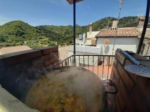 un foyer sur le balcon d'une maison dans l'établissement ÁTICO RURAL "EL COLMENAR" para parejas, amigos o familia a la montaña, à Chóvar