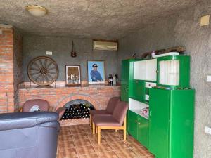 sala de estar con armario verde y chimenea en Kuća SFRJ Šamac, 