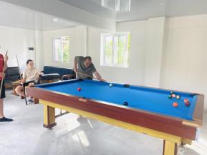 a group of people playing pool in a room at chez Yannick Hospedaje Los Amigos in Salento