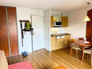 Habitación pequeña con cocina y comedor. en Résidence Pic Du Midi - Studio pour 4 Personnes 714, en La Mongie