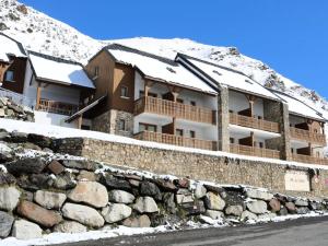 budynek ze śniegiem na szczycie góry w obiekcie Résidence Pic Du Midi - APT n°116- Rez de chaussée - Bâtiment GAVARNIE MAE-8744 w mieście La Mongie
