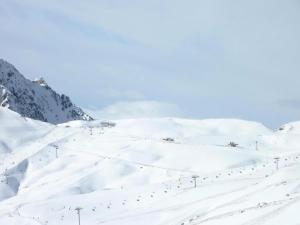 een met sneeuw bedekte berg met een skipiste bij Résidence Pic Du Midi - 2 Pièces pour 4 Personnes 744 in La Mongie