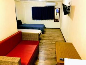 een kamer met 2 bedden, een bank en een tafel bij Yoron Tandy-House - Vacation STAY 78660v in Yoron