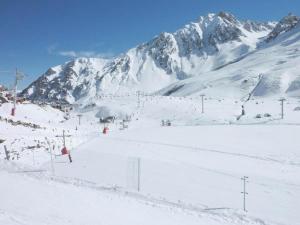 Résidence Pic Du Midi - Studio pour 4 Personnes 724 في لا مونجي: منحدر تزلج مغطى بالثلج مع جبل في الخلفية