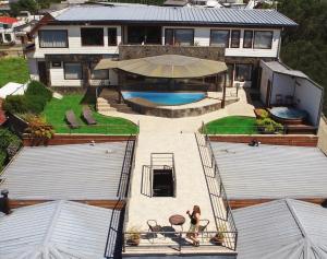 uma vista aérea de uma casa com piscina em Dein Haus Hotel y Departamentos em Puerto Varas