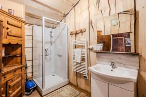 a bathroom with a shower and a sink at Résidence Les Balluts - 3 Pièces pour 4 Personnes 164 in Morzine