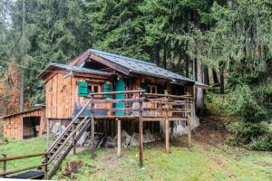 a small wooden house in the middle of a forest at Résidence Les Balluts - 3 Pièces pour 4 Personnes 164 in Morzine