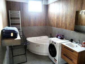 uma casa de banho com uma máquina de lavar roupa e um lavatório em Dom Bilardowy przy trasie A4 Gliwice Żernica 110m2 