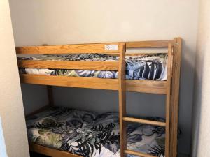 a couple of bunk beds in a room at Résidence Hauts De Peyragudes Mp - 2 Pièces pour 6 Personnes 844 in Germ
