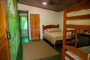 una camera con 2 letti a castello e un letto a castello di Rancho Costafalo Eco-Tourism Farm a Quebrada Grande