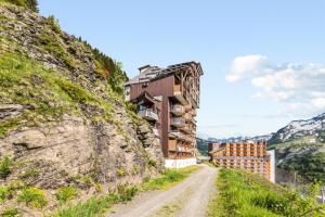 un edificio en una colina al lado de un camino de tierra en Résidence Antarès - maeva Home - Appartement 2 pièces 4 personnes - Prest 214, en Avoriaz