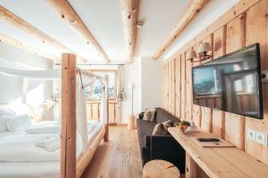 TV a/nebo společenská místnost v ubytování Hotel Piz Seteur