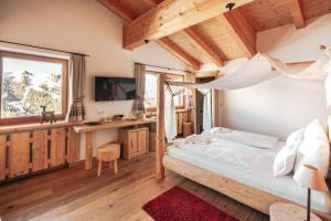 Postel nebo postele na pokoji v ubytování Hotel Piz Seteur