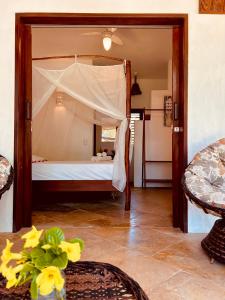 1 dormitorio con 1 cama con dosel en Villa Corsica, en Prea