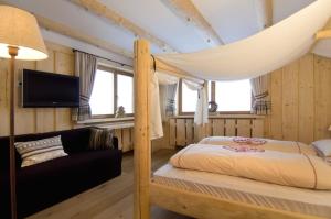 Postel nebo postele na pokoji v ubytování Hotel Piz Seteur