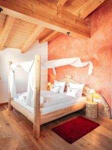 Postel nebo postele na pokoji v ubytování Hotel Piz Seteur