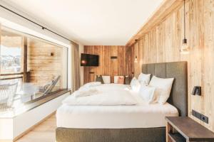 Postel nebo postele na pokoji v ubytování Hotel Piz Seteur