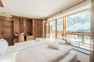 Postel nebo postele na pokoji v ubytování Hotel Piz Seteur