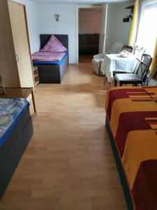 Zimmer mit 2 Betten und einem Tisch in der Unterkunft Ferienwohnung Bernhardt in Sarstedt