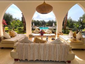 ein Wohnzimmer mit Sofas und einem Pool in der Unterkunft Palais Dobra in Marrakesch